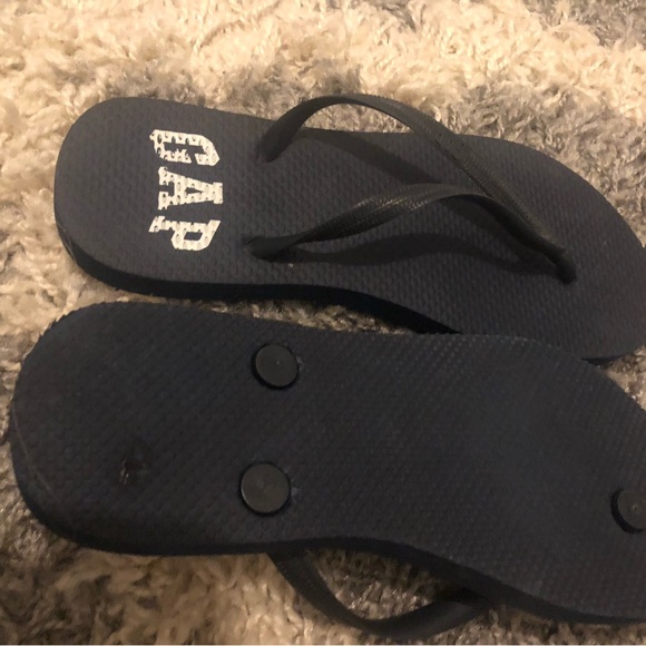 Gap and Havaianas flip flops - Picture 6 of 7
